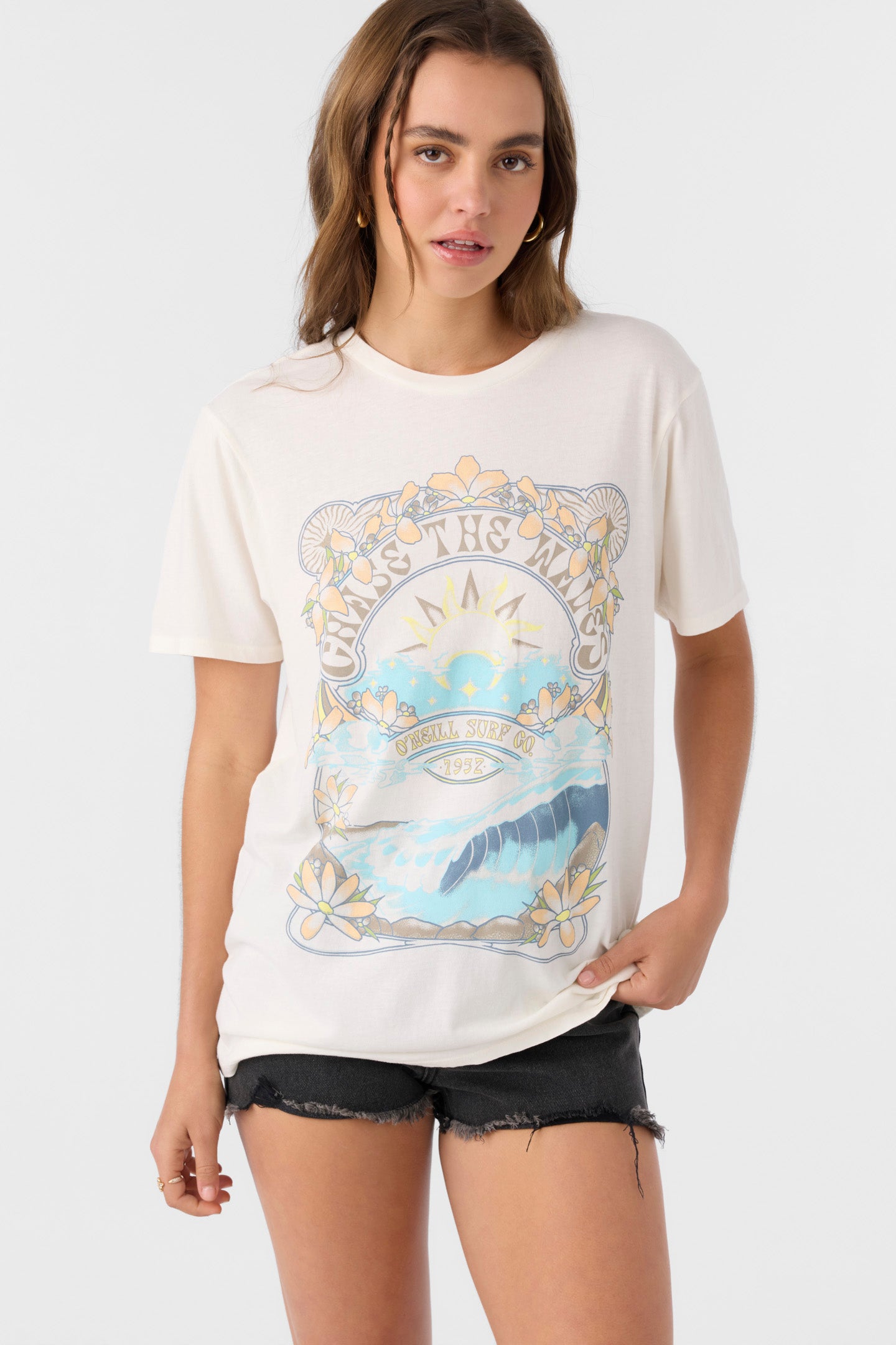 CHASE THE WAVES TEE