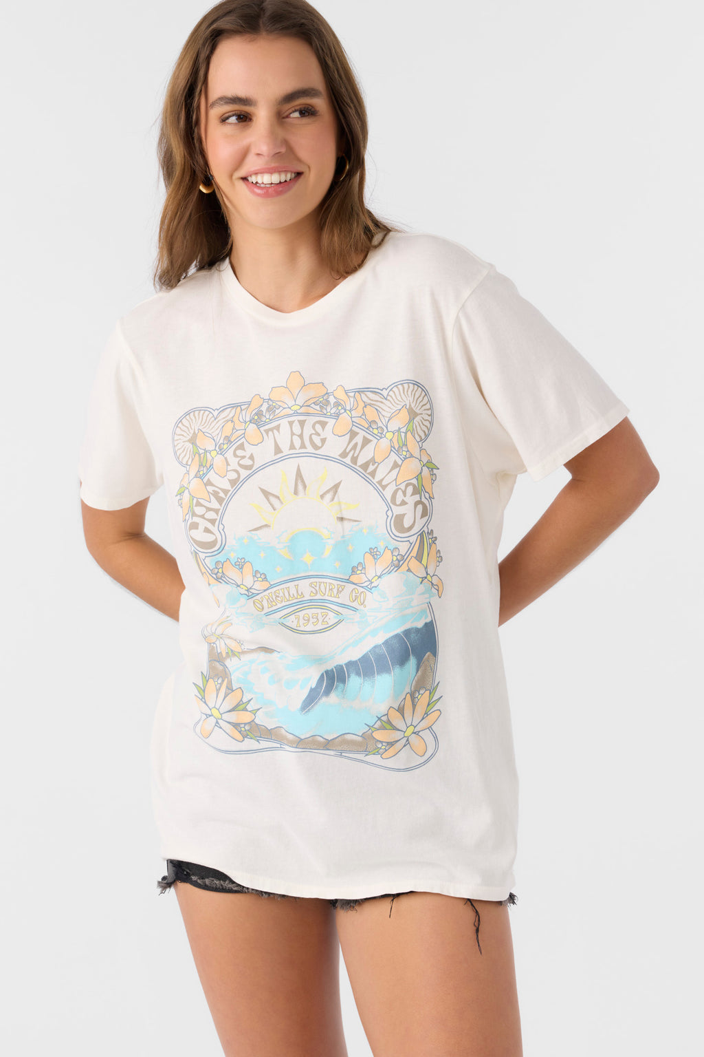 CHASE THE WAVES TEE
