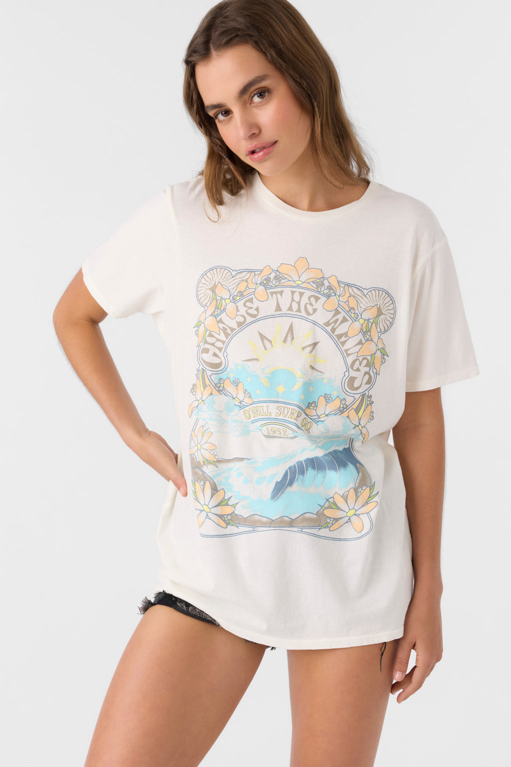 CHASE THE WAVES TEE